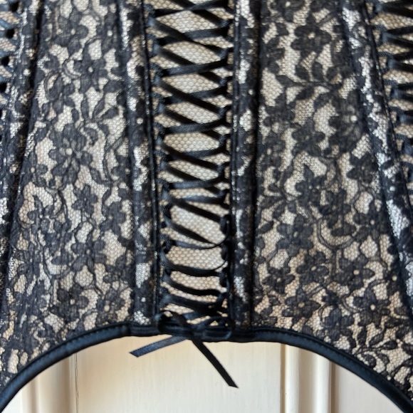 Chantal Thomass Lace Corset - Picture 6 of 13